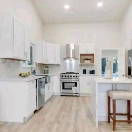 Spacious 4Bed 2Bath, Gated Pool, Wi-Fi, Garage Villa Лос Анджелис Екстериор снимка