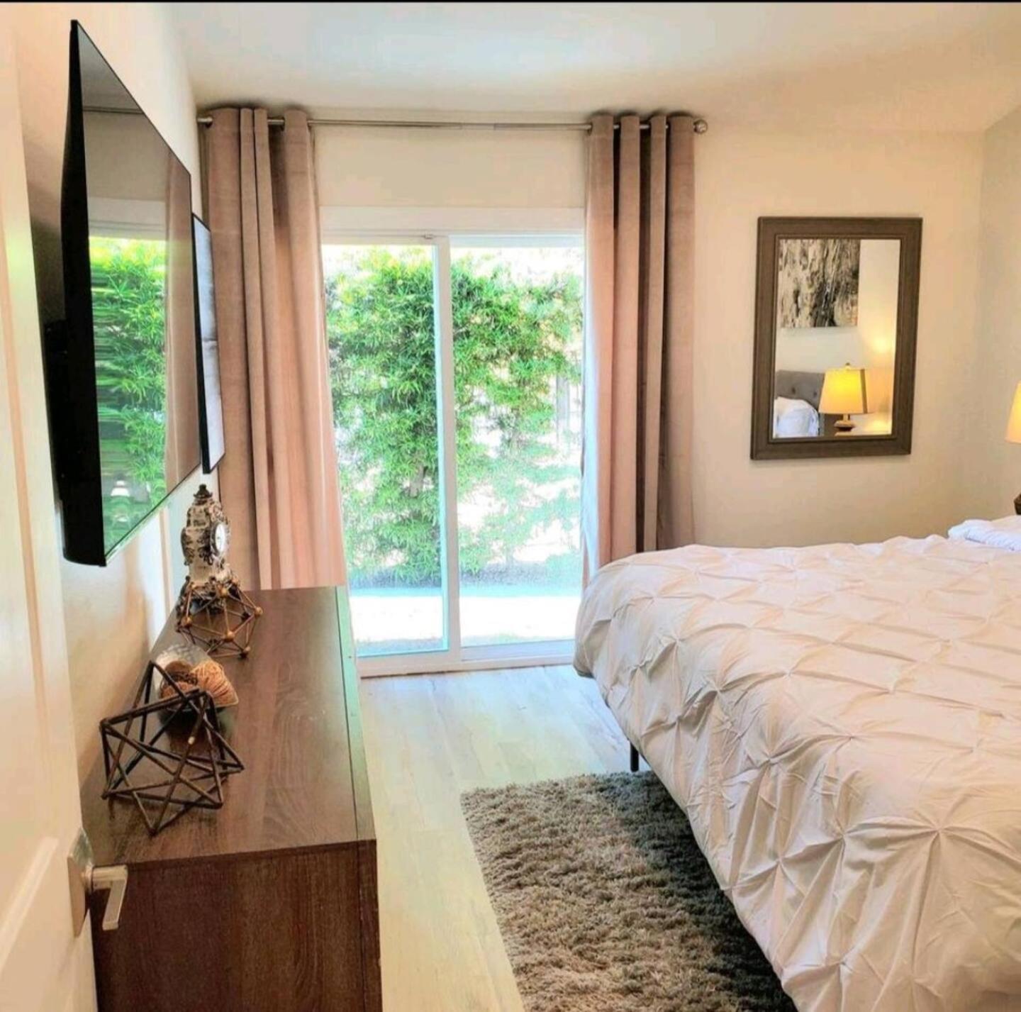 Spacious 4Bed 2Bath, Gated Pool, Wi-Fi, Garage Villa Лос Анджелис Екстериор снимка