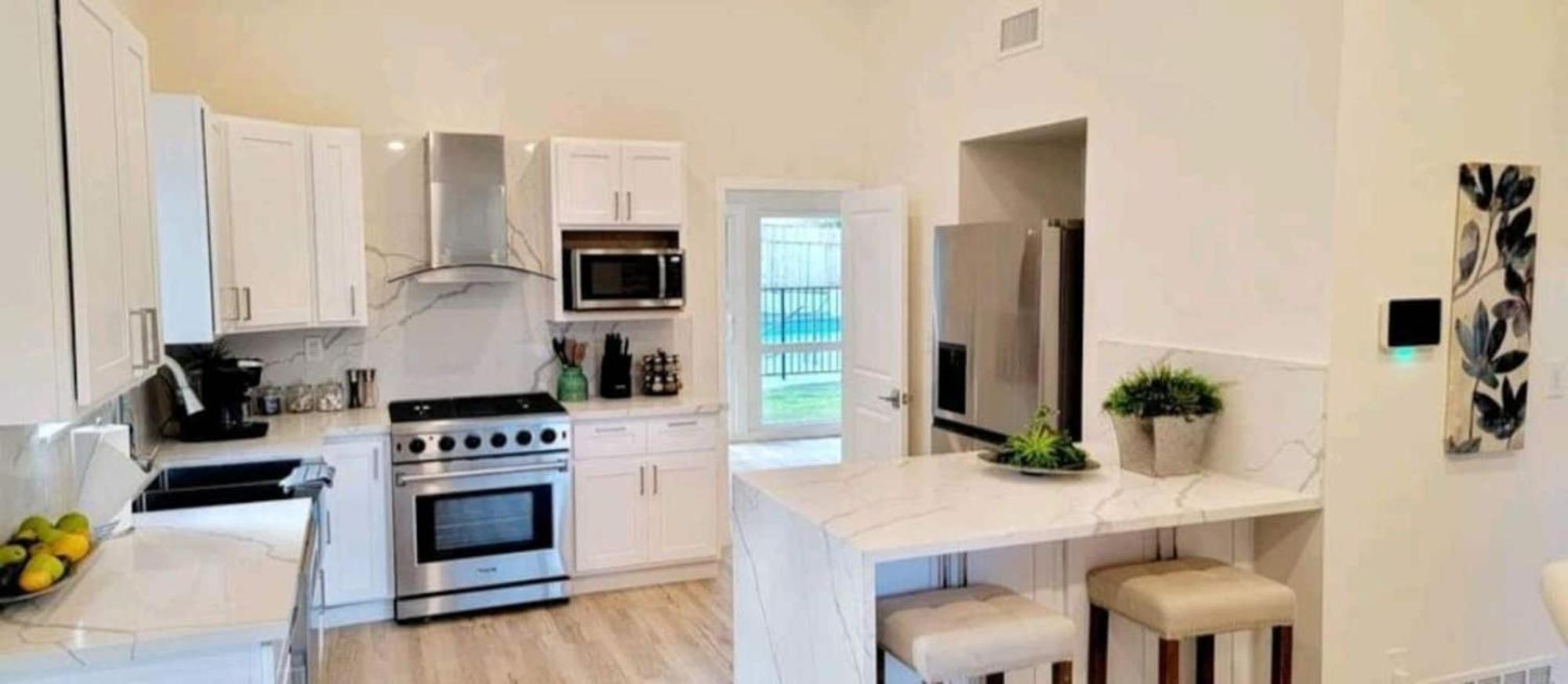 Spacious 4Bed 2Bath, Gated Pool, Wi-Fi, Garage Villa Лос Анджелис Екстериор снимка